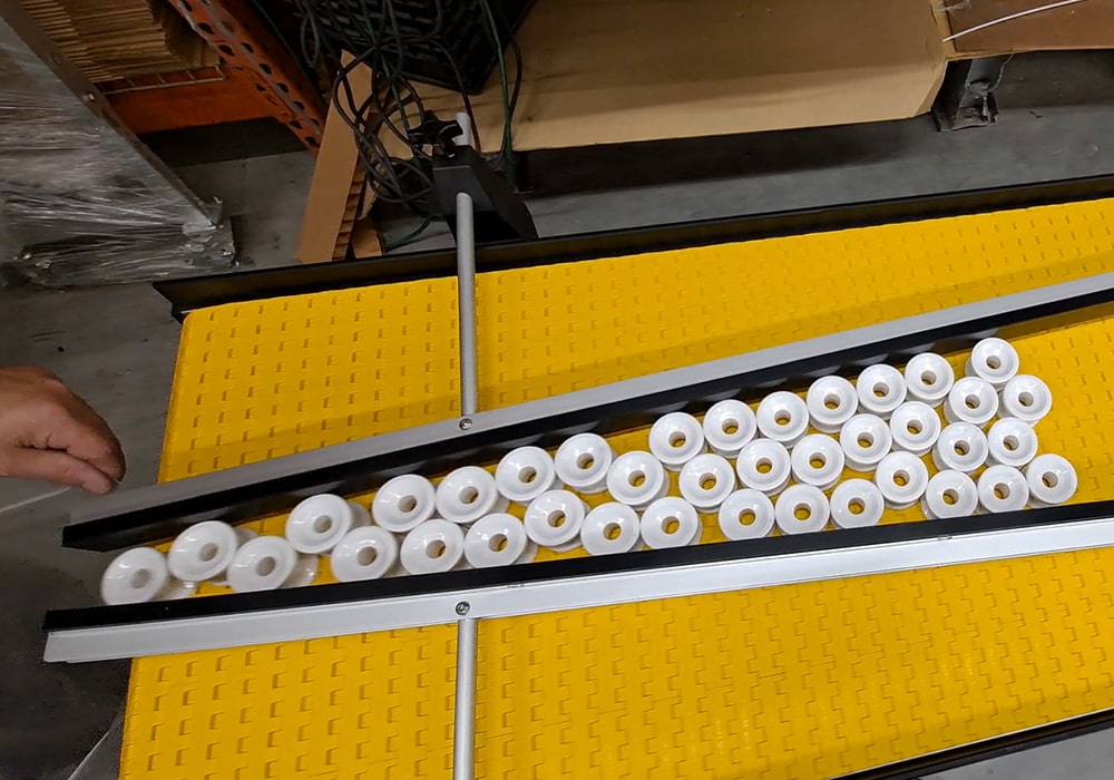 little singulating conveyor – adjustable lane guides