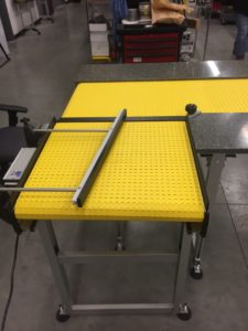 90 degree turn adjustable guide for modular conveyor