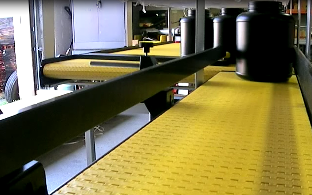 Singulating conveyor diverts items into a single line