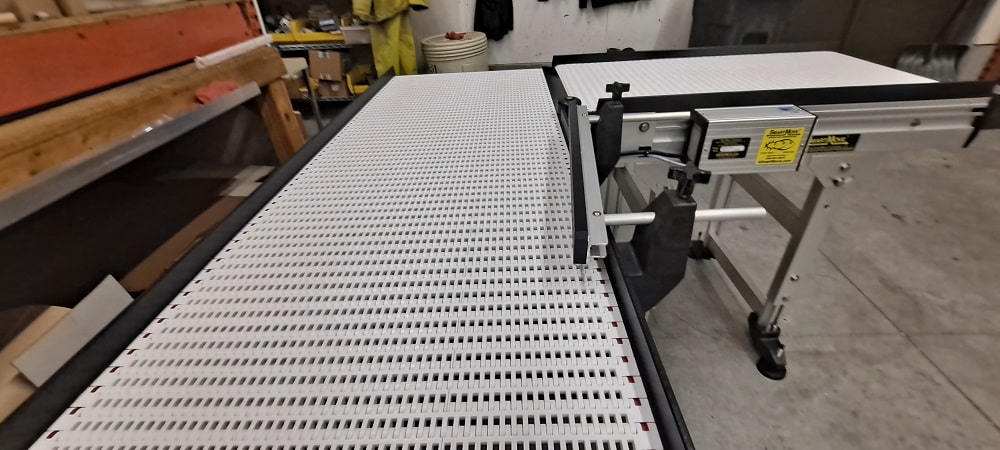 right angle turn conveyor with adjustable lane guide