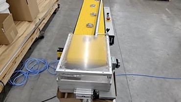 356) count stack shingle conveyor with adjustable lane guide