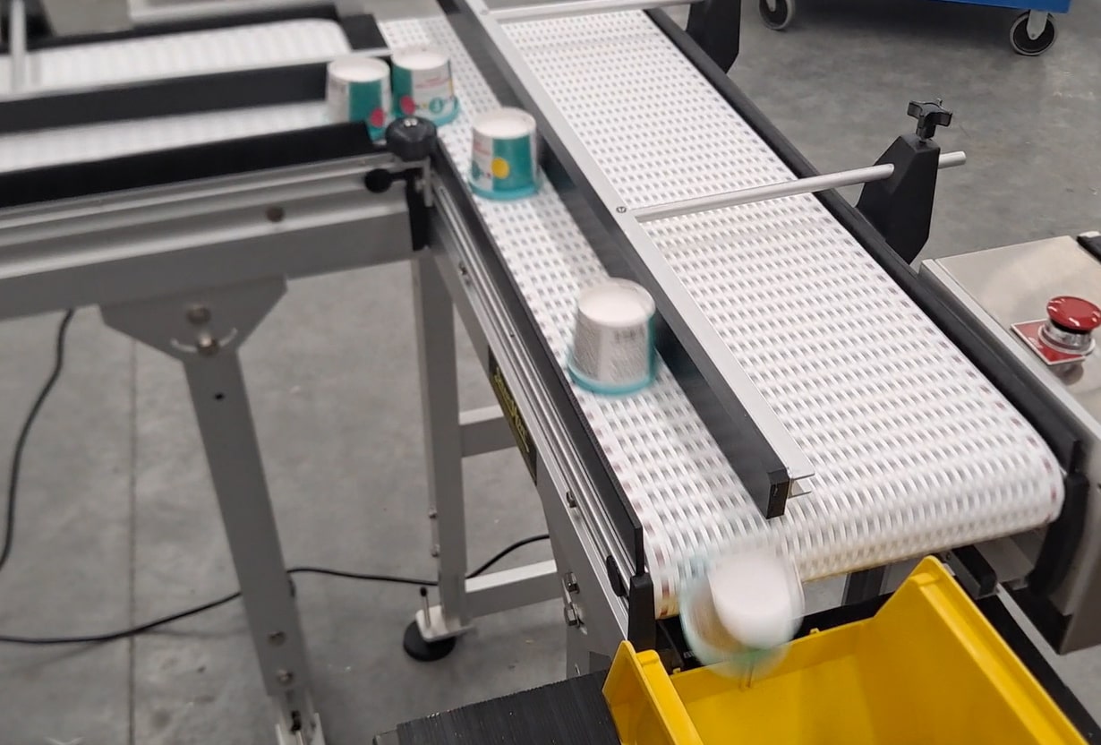 90 degree turn conveyor for singulation