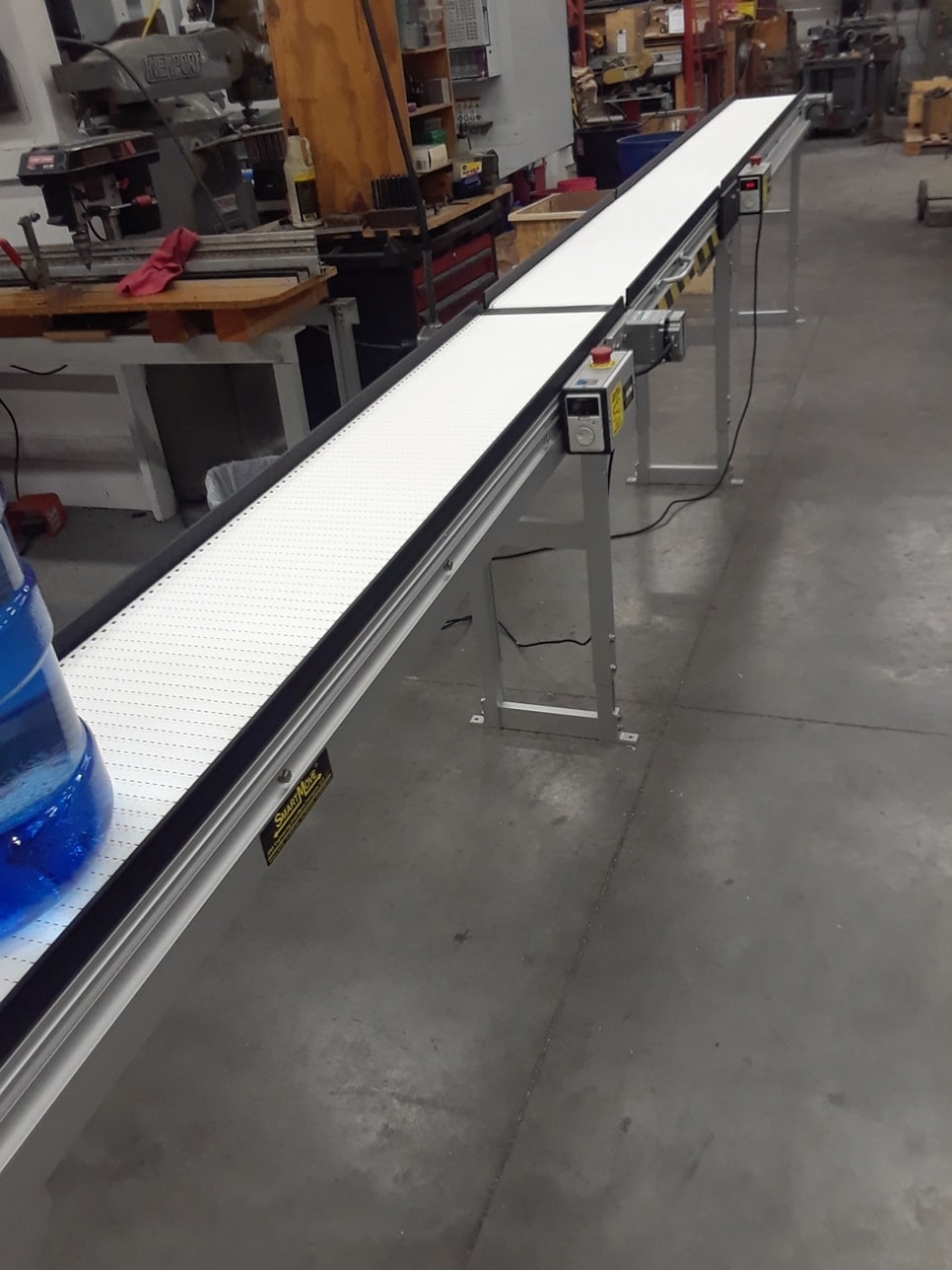 long line modular conveyor with gate